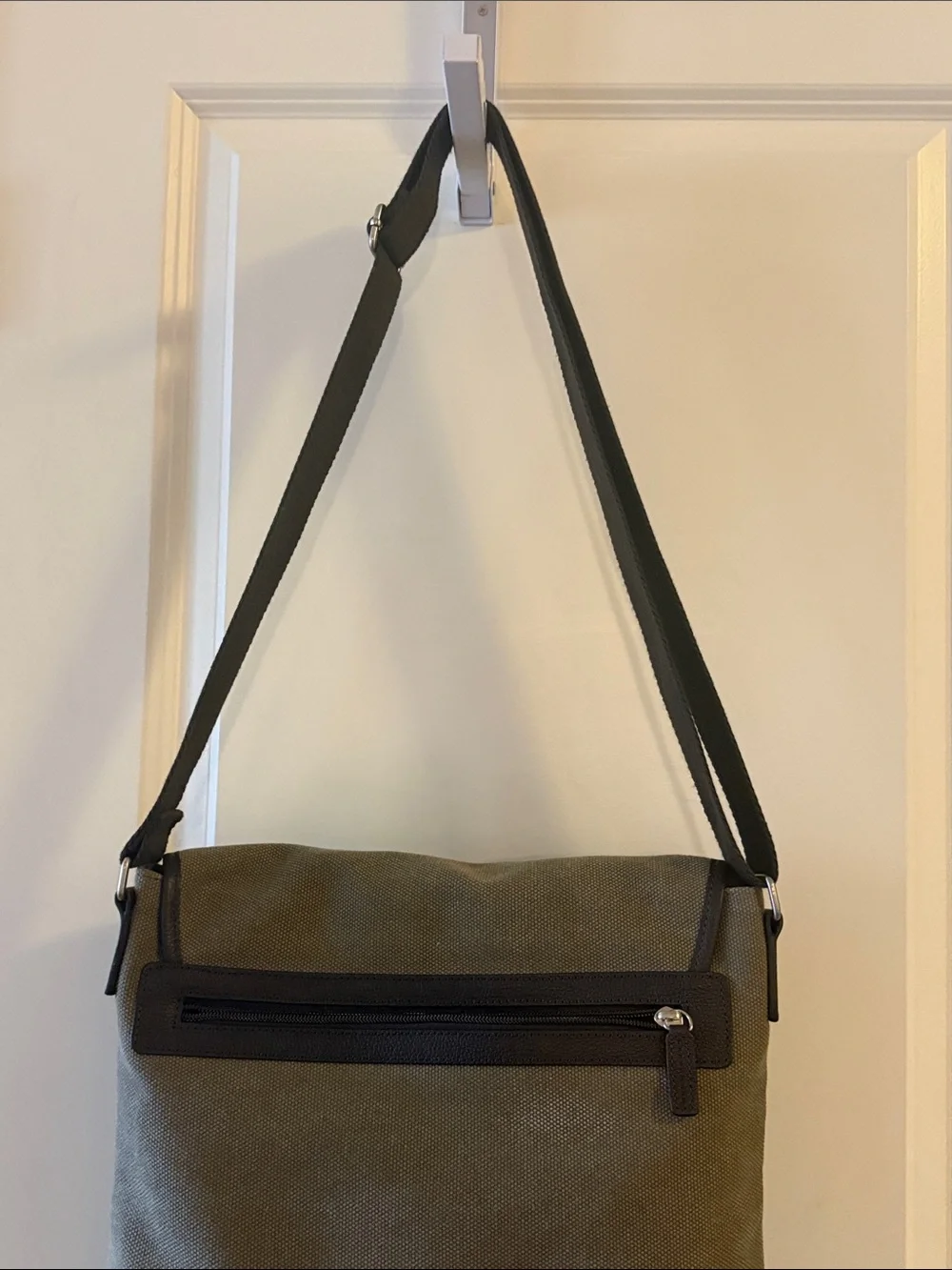Like New Levenger Metro Messenger Bag Olive Green Canvas with Black Accents
